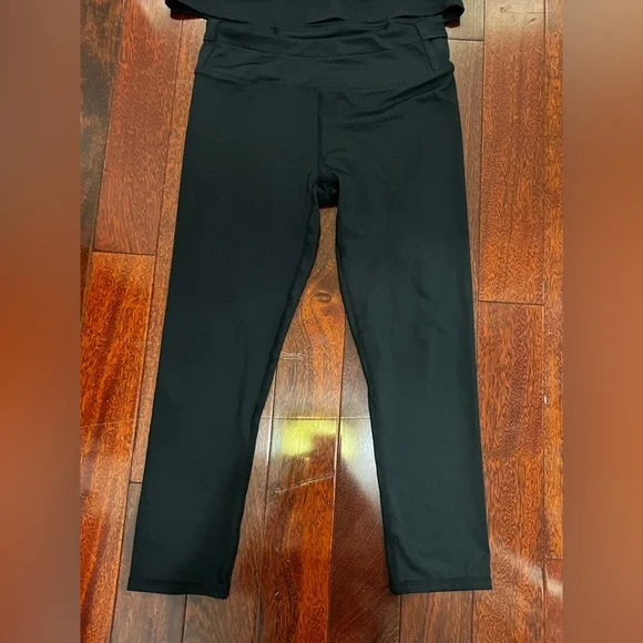 Fabletics Women's Black Sleeveless top and matching leggings - Picture 3 of 4